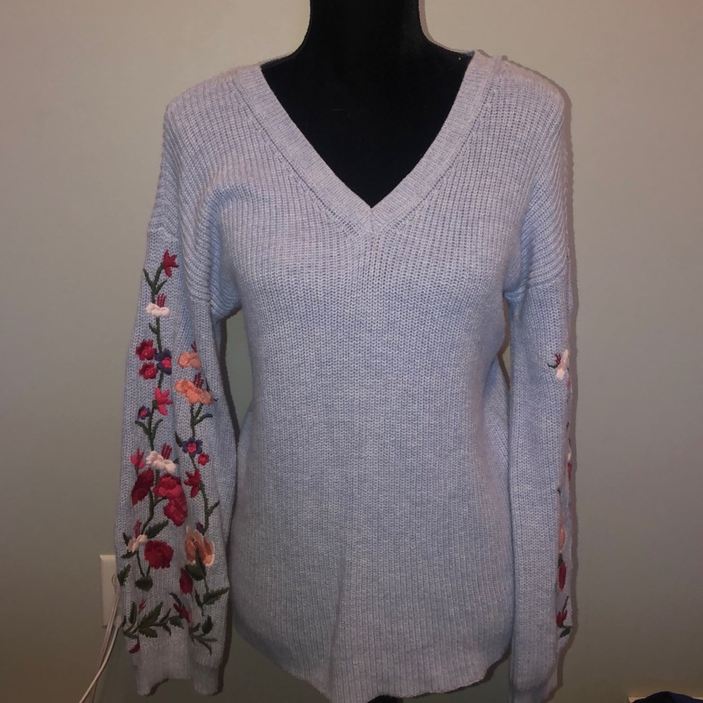 NWOT AMERICAN EAGLE FLORAL SLEEVED SWEATER!